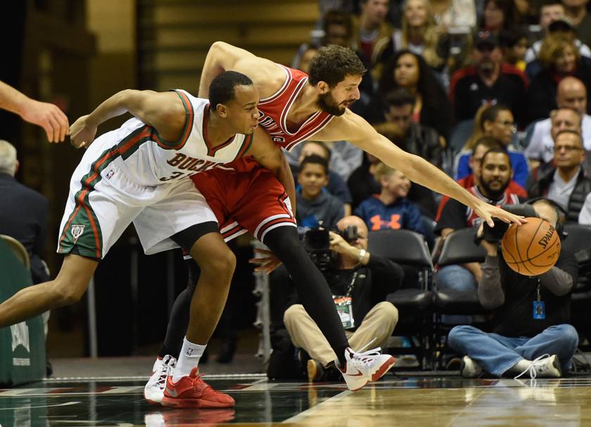 John Henson dei Milwaukee Bucks e Nikola Mirotic dei Chicago Bulls lottano per la conquista di una palla vagante durante un’amichevole di preseason (Reuters) 